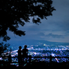 夜景に見とれるカップル