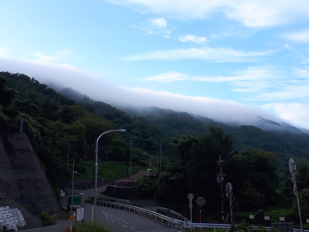 今朝の峠 -滝雲のように-