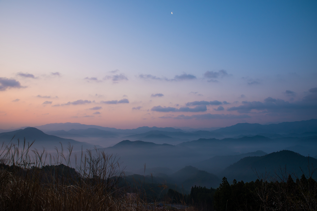 　春霞たなびく山容