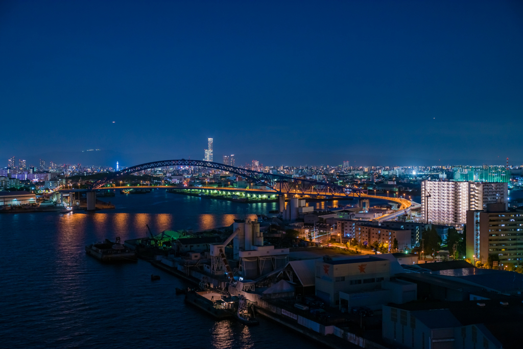 橋から眺める橋と夜景…