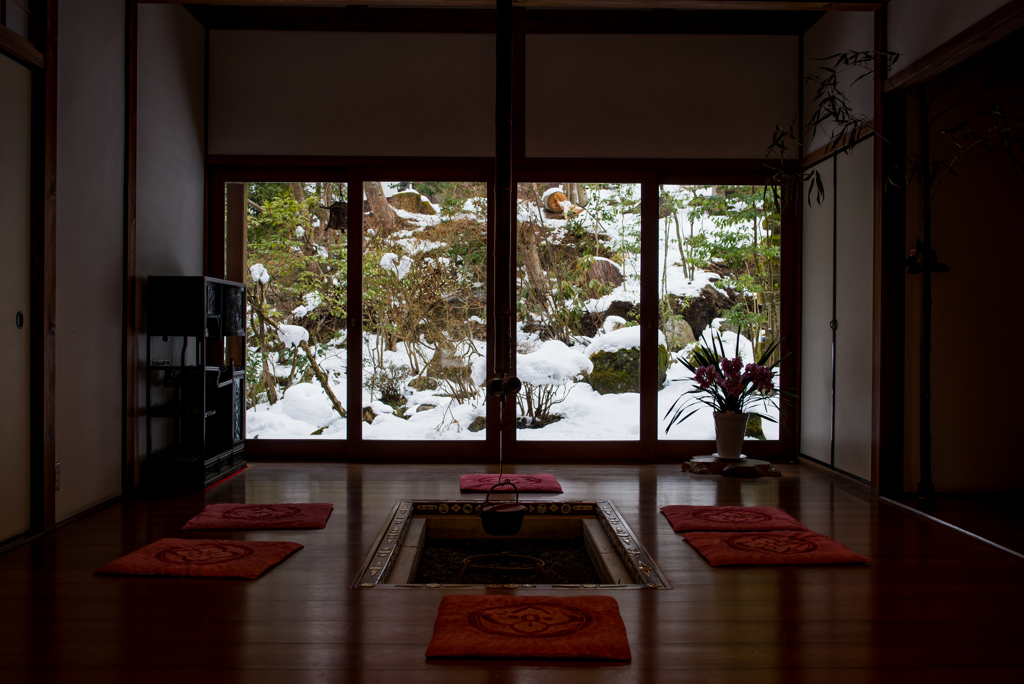 囲炉裏部屋でなごみましょう～