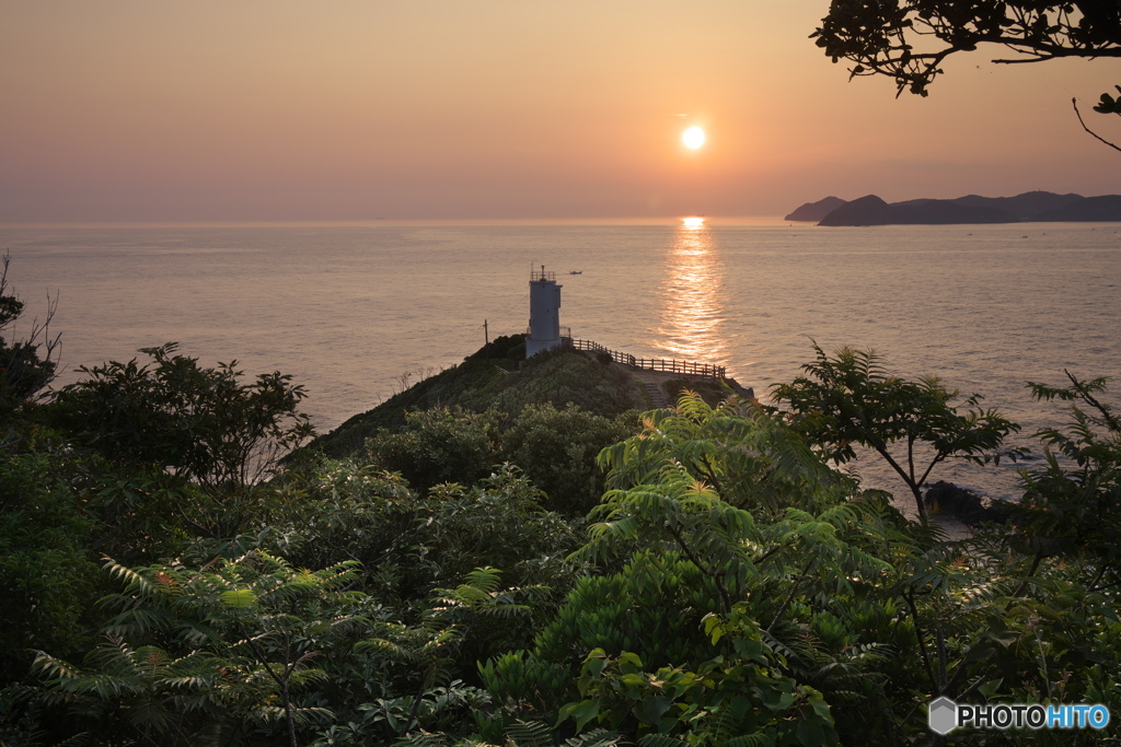 夜明けの灯台