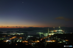 夜明け前の街並み