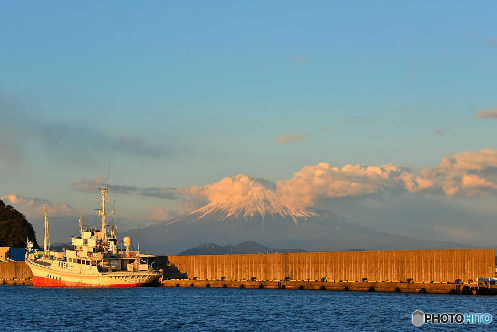 焼津港の富士山と一本釣りの船