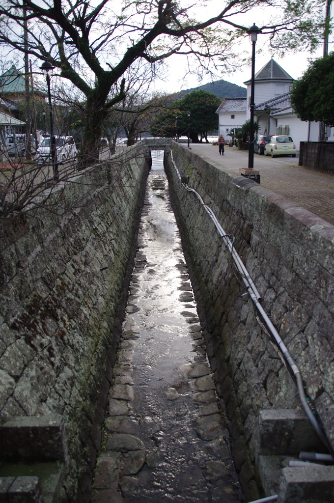 三角西港 中の水路