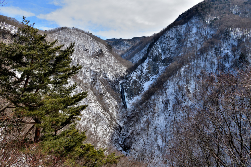 冬の澗満滝