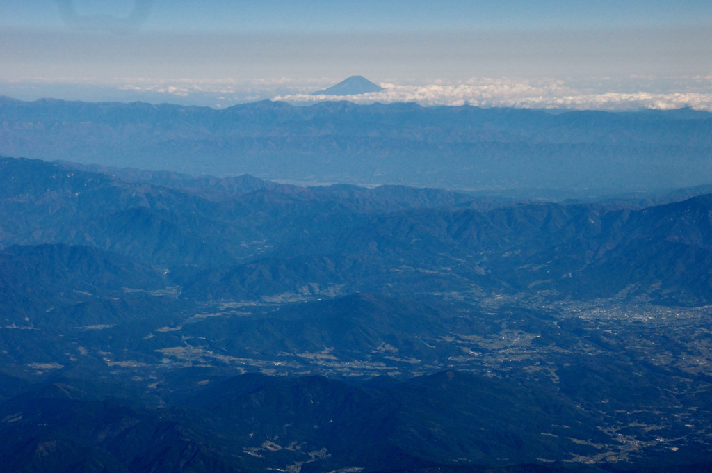飛行機の窓から見えた富士山