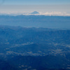 飛行機の窓から見えた富士山