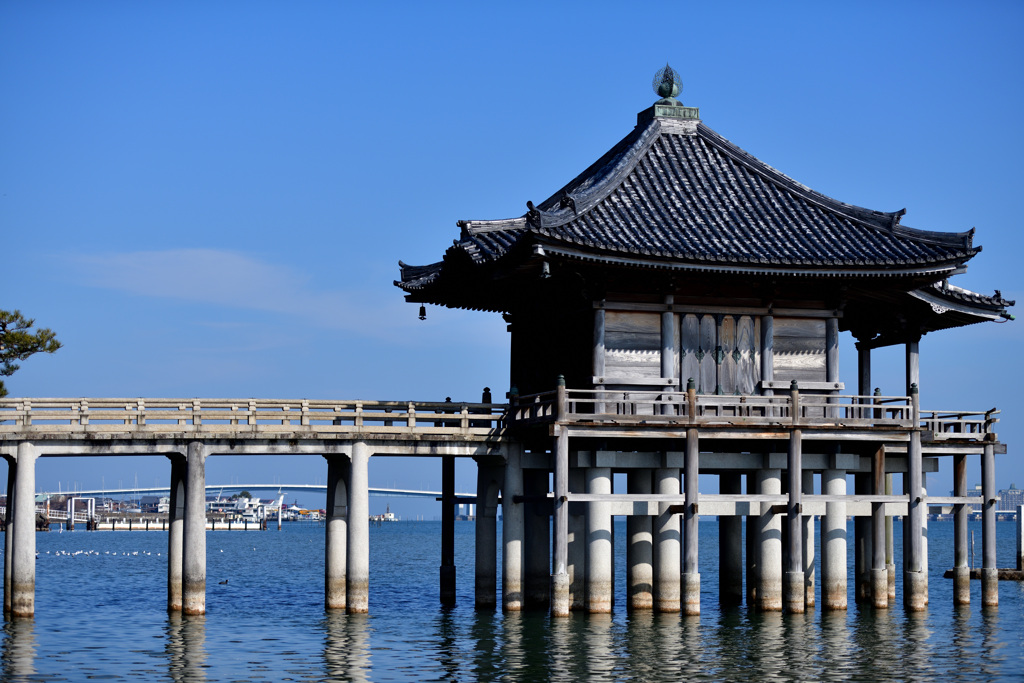 浮御堂と琵琶湖大橋