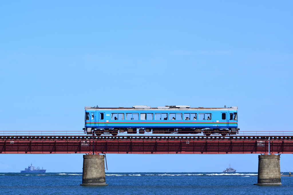 空の青、海の青と青い車両