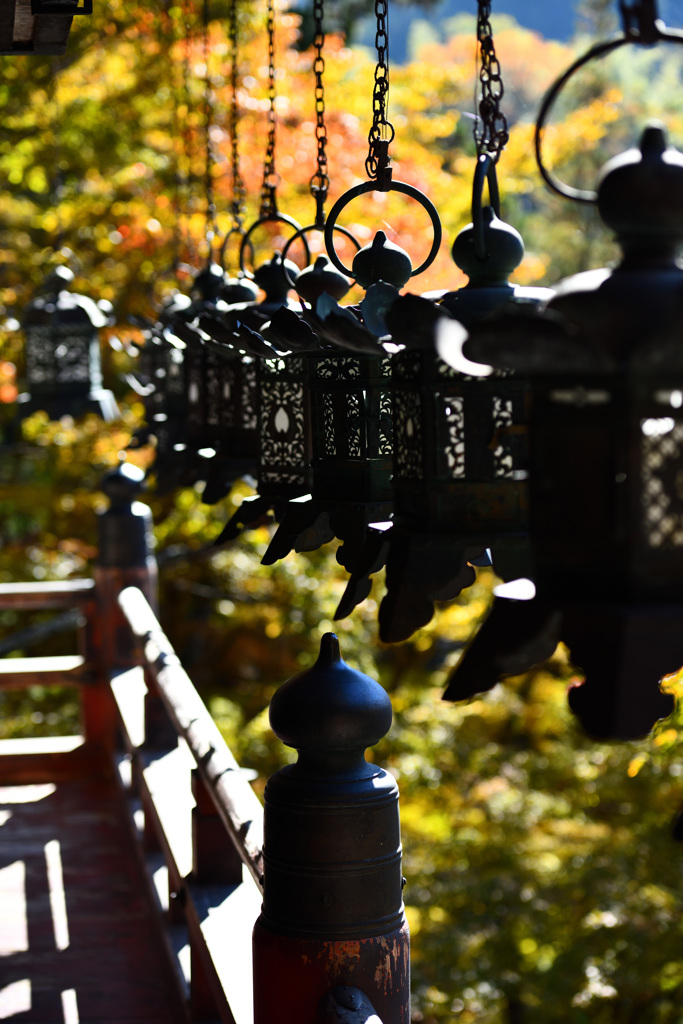談山神社拝殿　吊り灯籠
