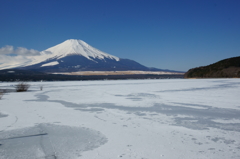 冬の山中湖と富士山