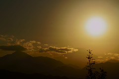 高尾山山頂からの夕日と富士山