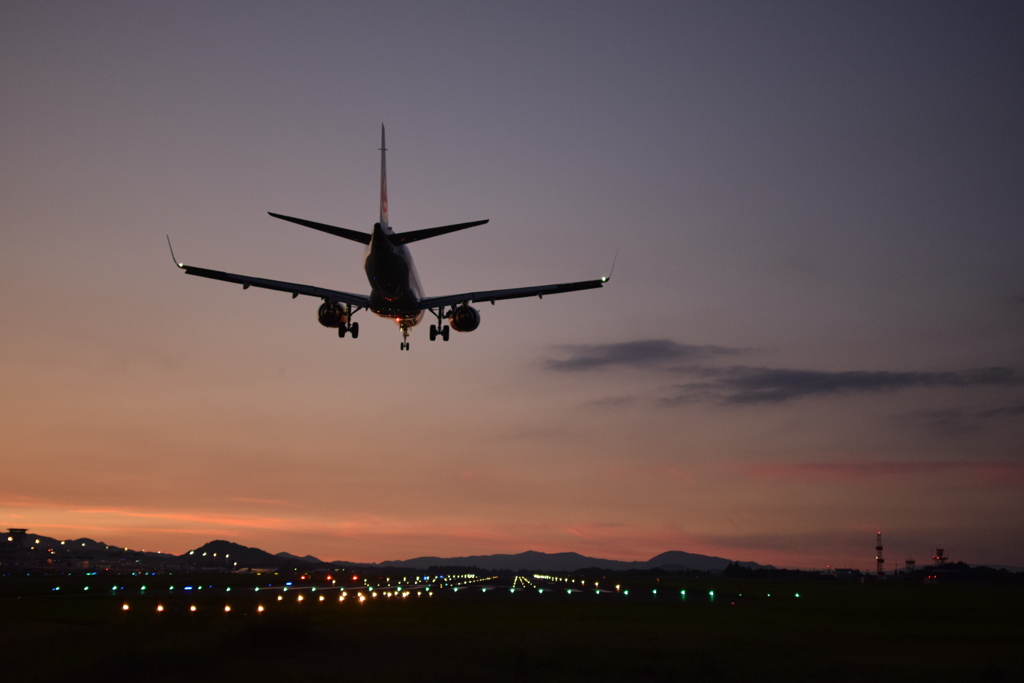 夕暮れ時の空港