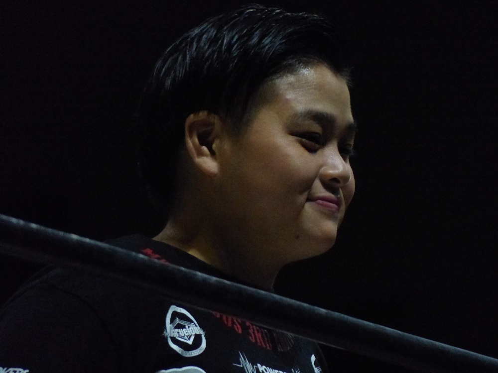 腕でDの字つくってジャンプしろだ