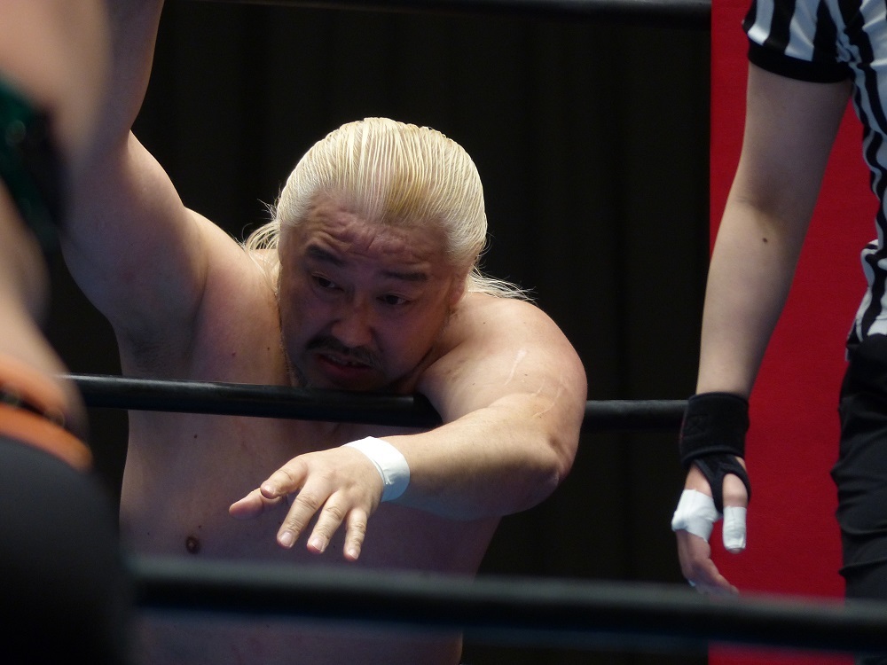 開始前にスクリーンで全対戦カード紹介するときに