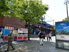 駅前で演説やってた