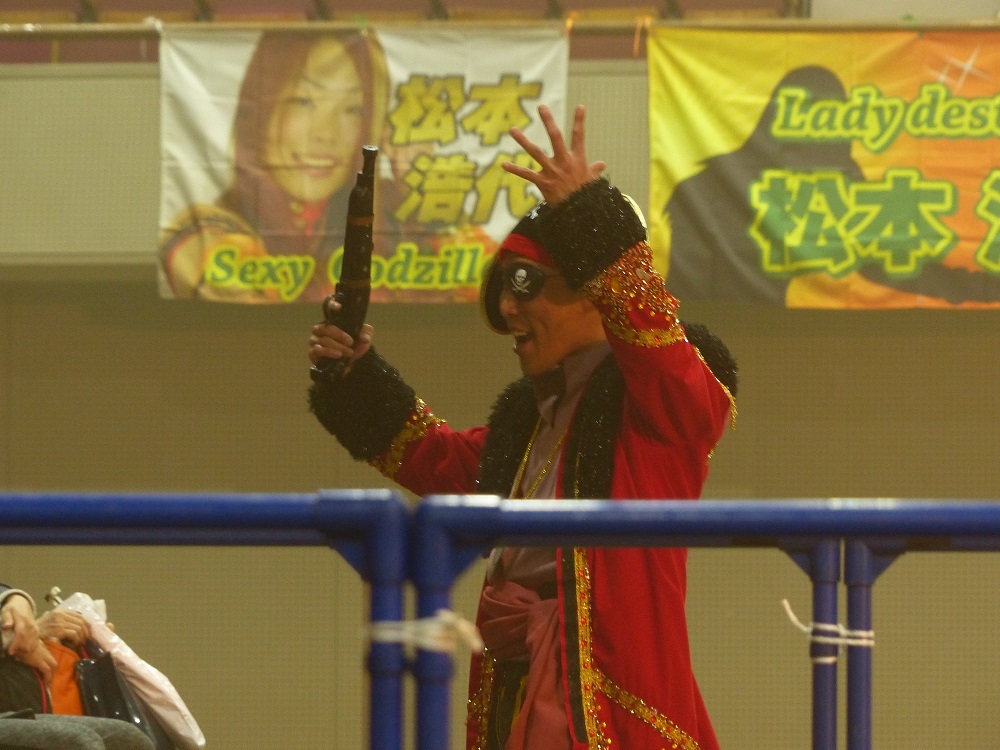 これが開始前会場内を歩いていた海賊