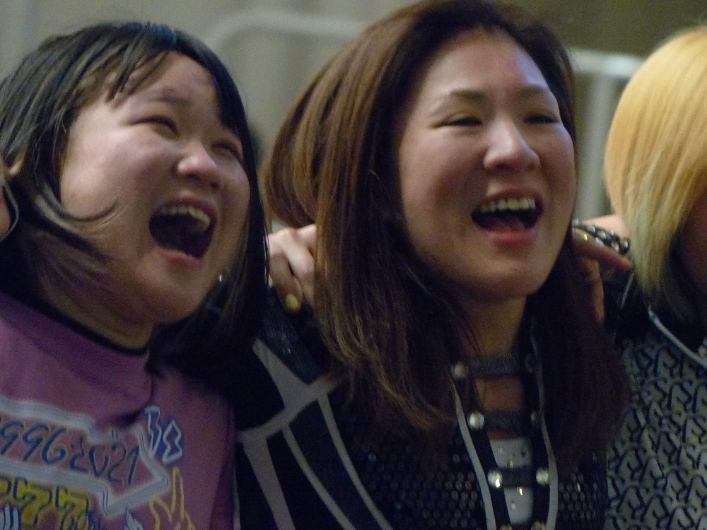 残ったメンバーは肩を組んで引き上げていった