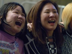 残ったメンバーは肩を組んで引き上げていった