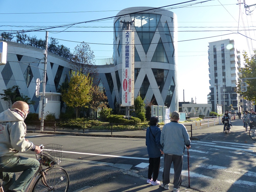 隣か