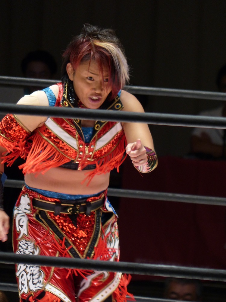 デビュー曲を歌ってた