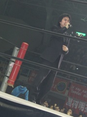 人々は新たな英雄の登場を望んでいる