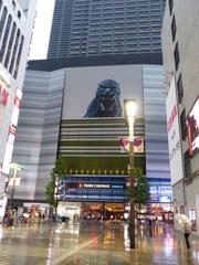 ゴジラの人形が天井にいる