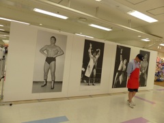 キャリーバッグ引きずってる人とか