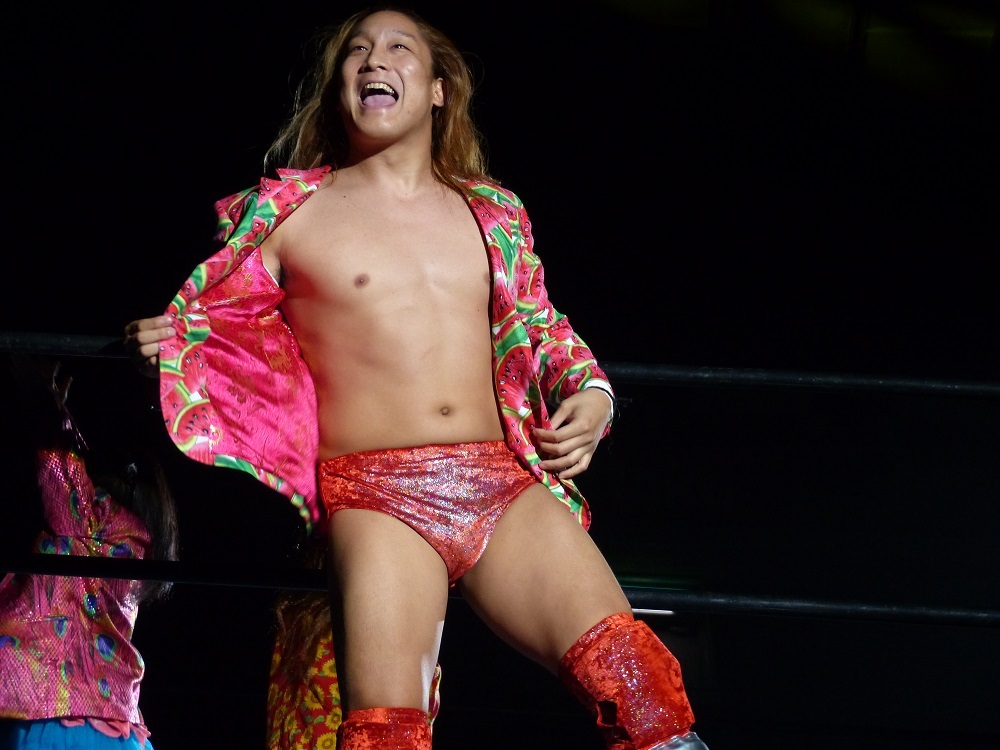 崖のふちプロレスは２４日夜