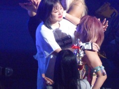 大会場でやる女は