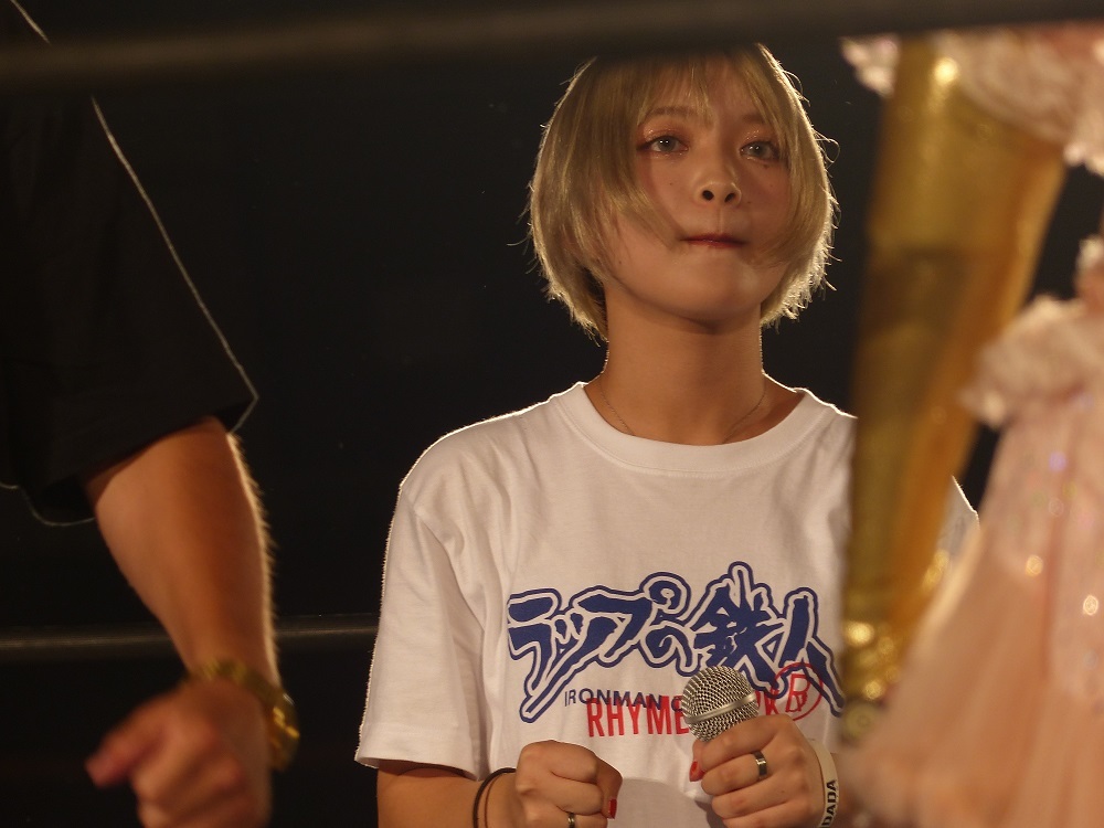 関内でバザーかなんかやってた