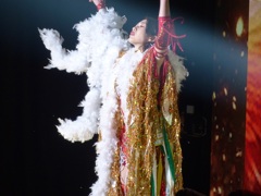 マリーゴールドの白いベルトは