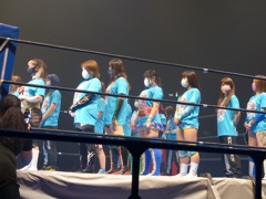 列に並ばされて入場