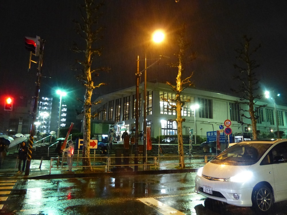 関内駅に日本シリーズのポスターが貼ってあった