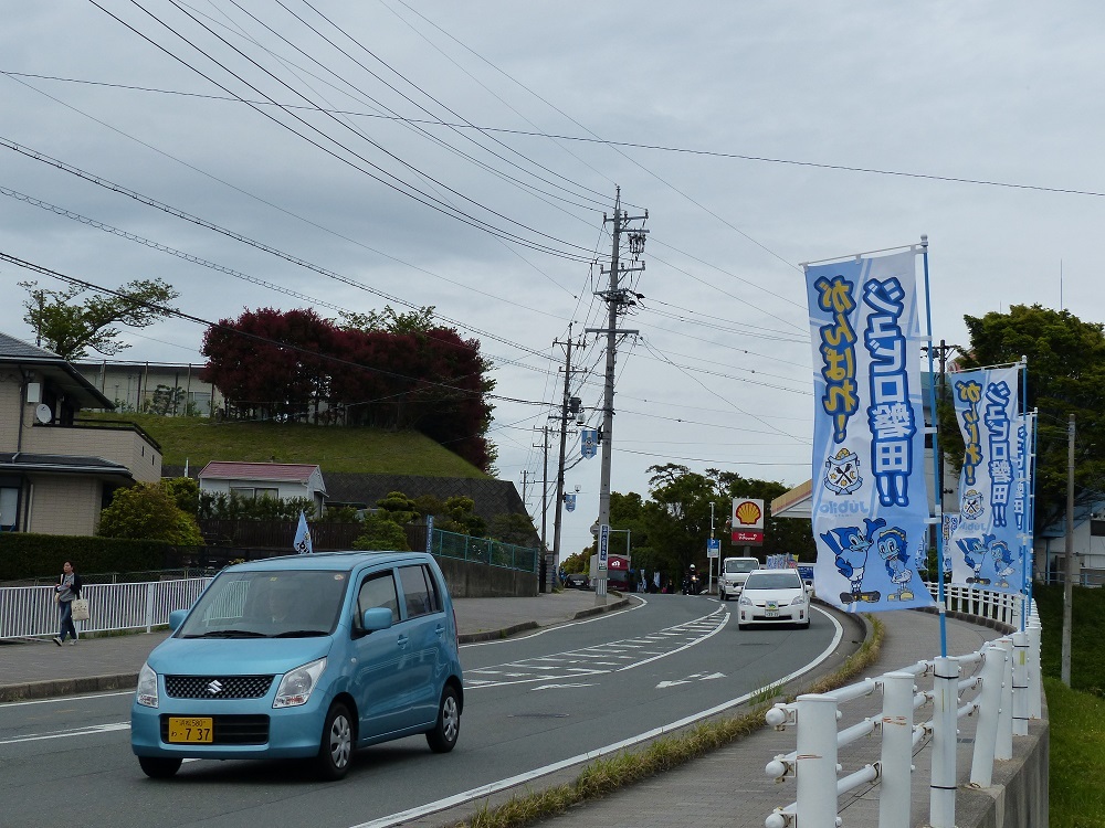 スタジアムにすぐ隣にセブンイレブンが１軒あって