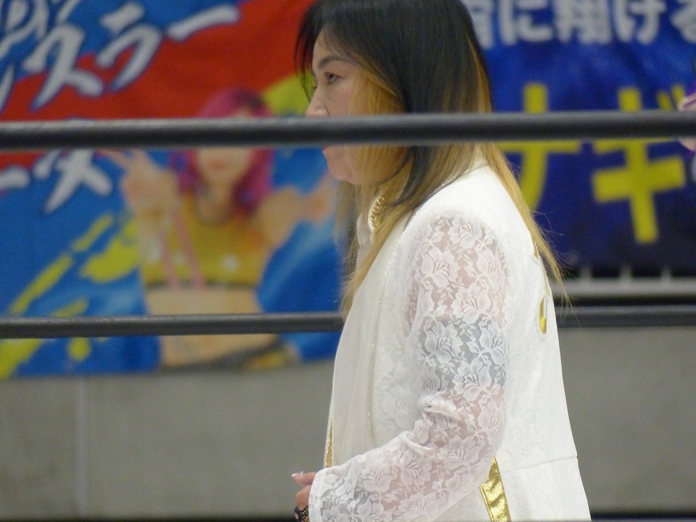 で