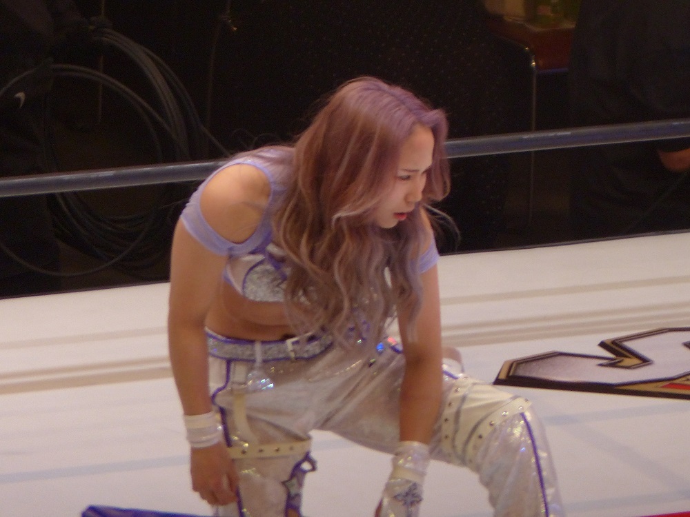 横っちょの方から入れ