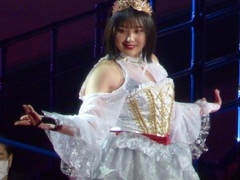 スクリーンで赤い服でお城から出てきて