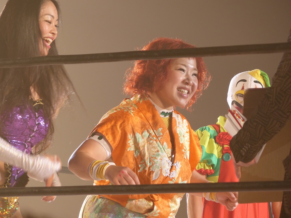 中島選手から松本選手がとり