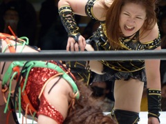 誰か外国人がリングに上がってた