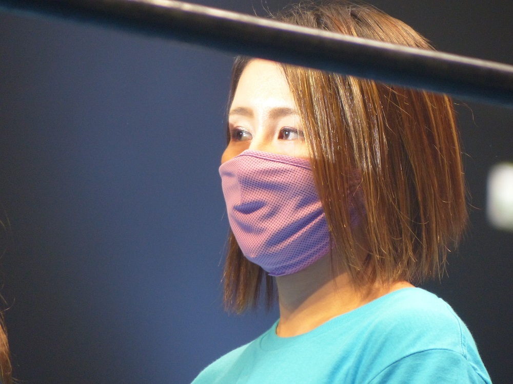 天井につる下がってるスクリーンで