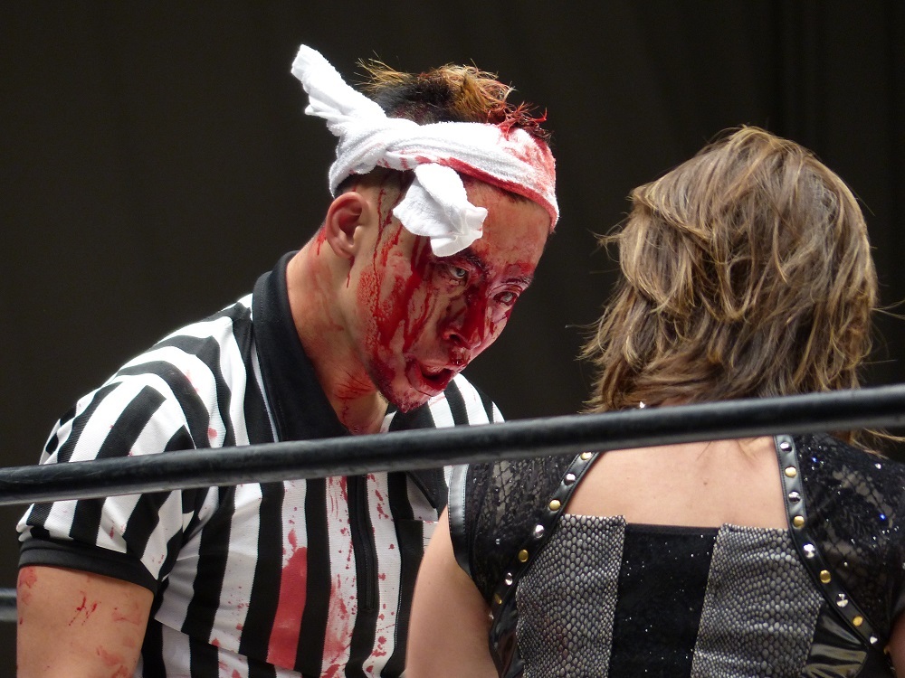 なぜレフリーとケンカするんだ