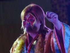 今からグッズ販売サイン会やります