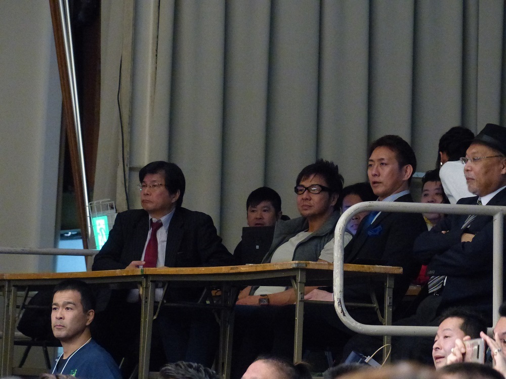 小島と井上亘は