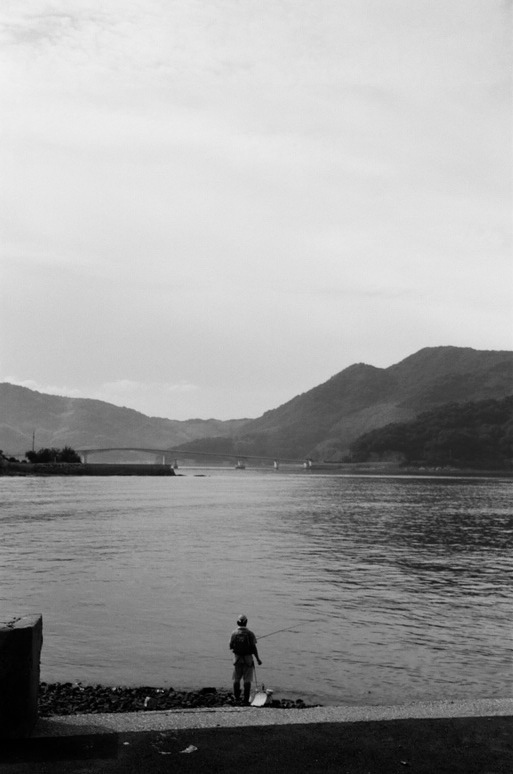 沖家室島の釣り人