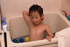 お風呂にボールを投げる