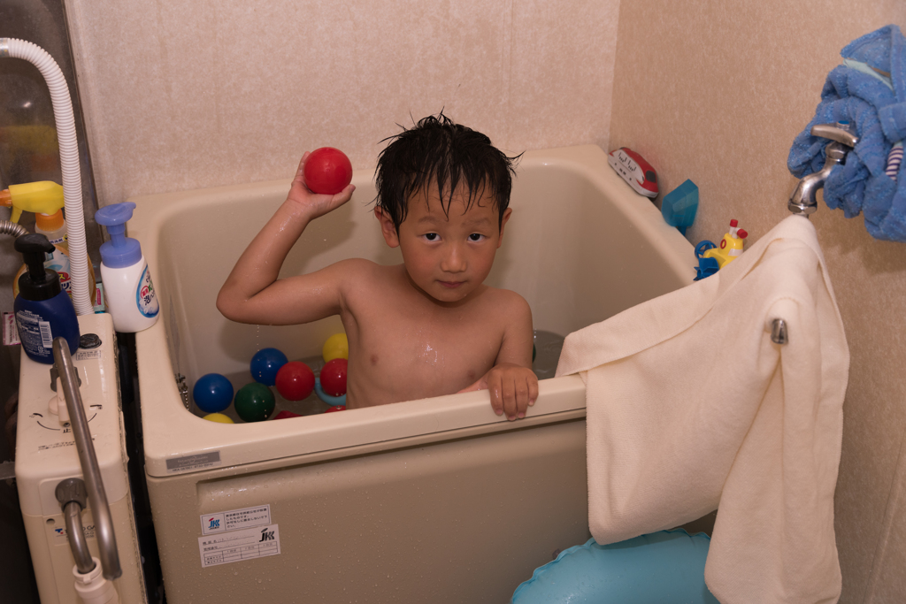 お風呂にボールを投げる