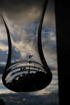 ガラスのコップと空と雲