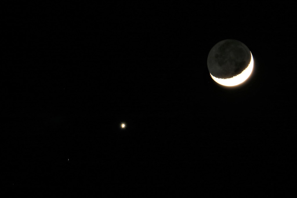地球照を伴った月と金星が大接近